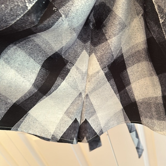 Beautiful jumpsuit (shorts)looks like dress with pockets and tie on the back - Picture 7 of 8